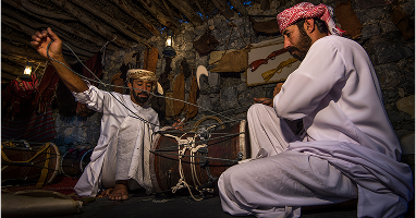 أفضل الرواة وحملة التراث (الكنوز البشرية الحية)